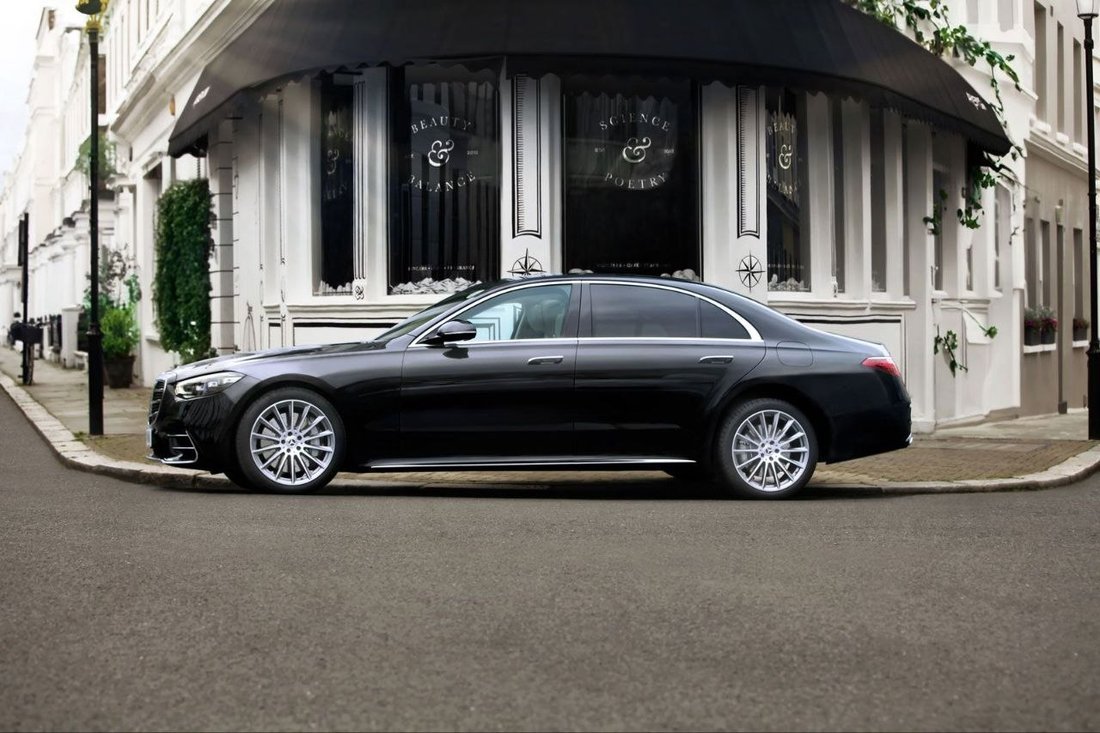 Mercedes-Benz S-Class chauffeur car in Notting Hill, London — Travel in Style Essex